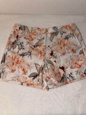 White House Black Market Peach Floral Shorts - Size 8 - EUC
